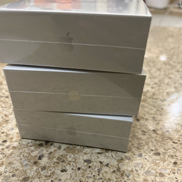 Apple AirPods 2nd Gen - Picture 2 of 4